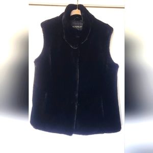 Kristen Blake black faux fur vest with hook closures and pockets like new size l